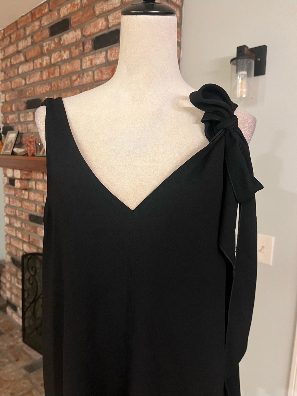 Trina Turk ptp 19 Black V-Neck Tie-Shoulder Blouse - Picture 2 of 4